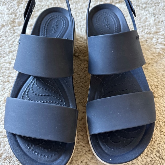 CROCS Shoes - Crocs women’s size 8. Great condition.